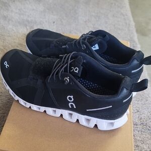 On Clouds Unisex Size 5.5 Running Black and White Sneakers